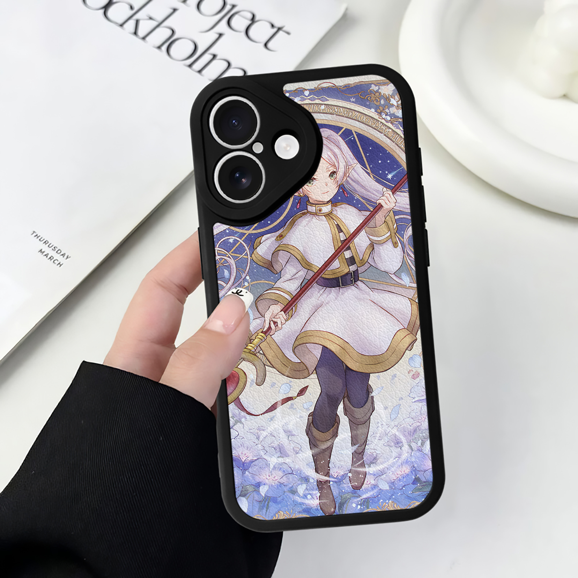 （画像用） 葬送のフリーレン Frieren 【iPhone 16シリーズ対応】シリコンスマホケース（レザー調） 材質：シリコン